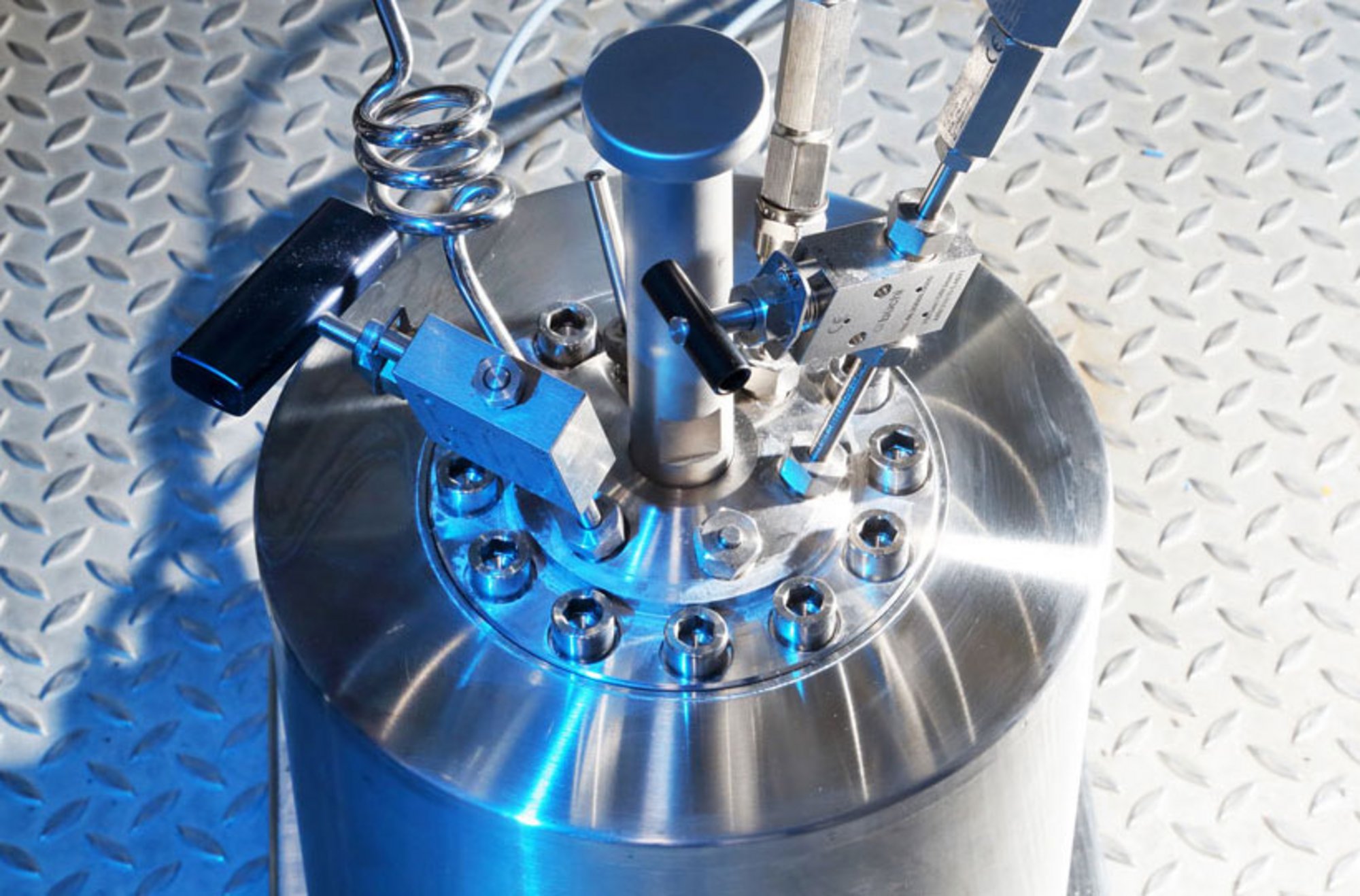 Autoclave for H2 material compatibility determination of samples